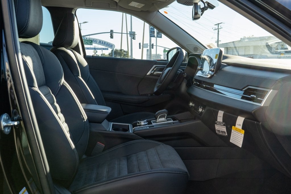 2025 Mitsubishi Outlander PHEV Base